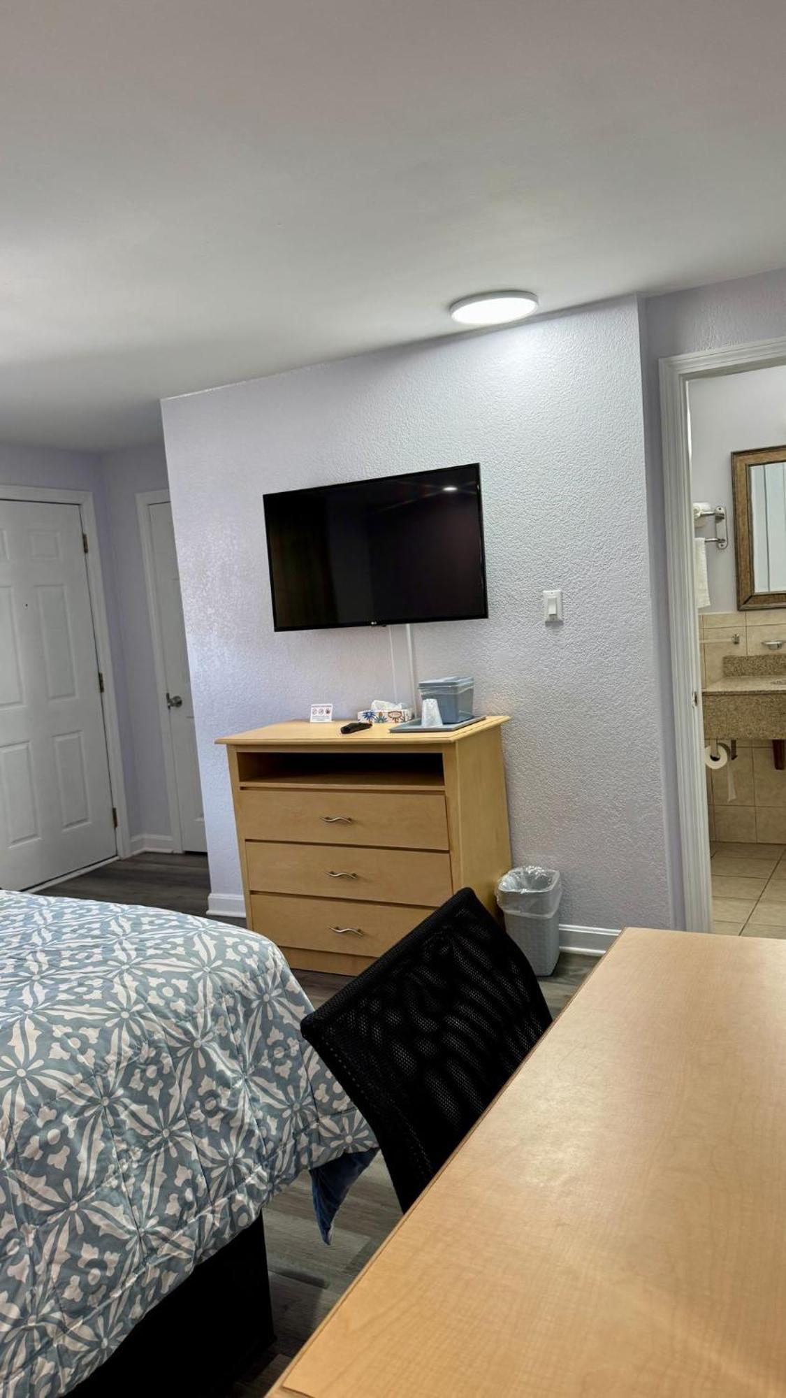 Chisholm's Motor Motel 3*