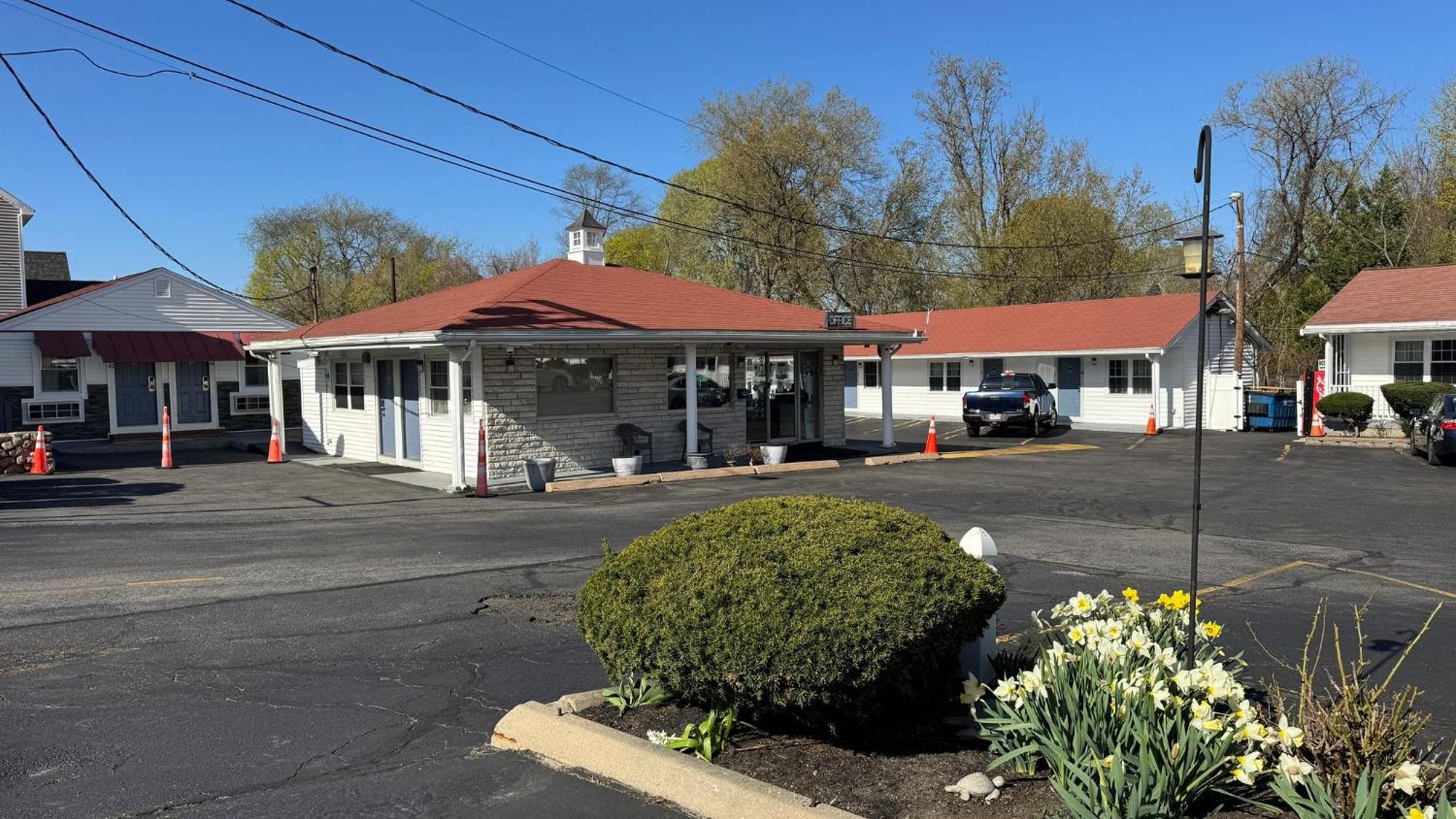Chisholm's Motor Motel 3*