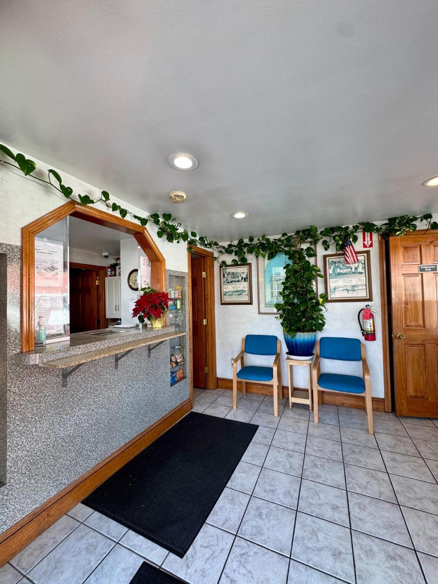 Chisholm's Motor 3* Saugus