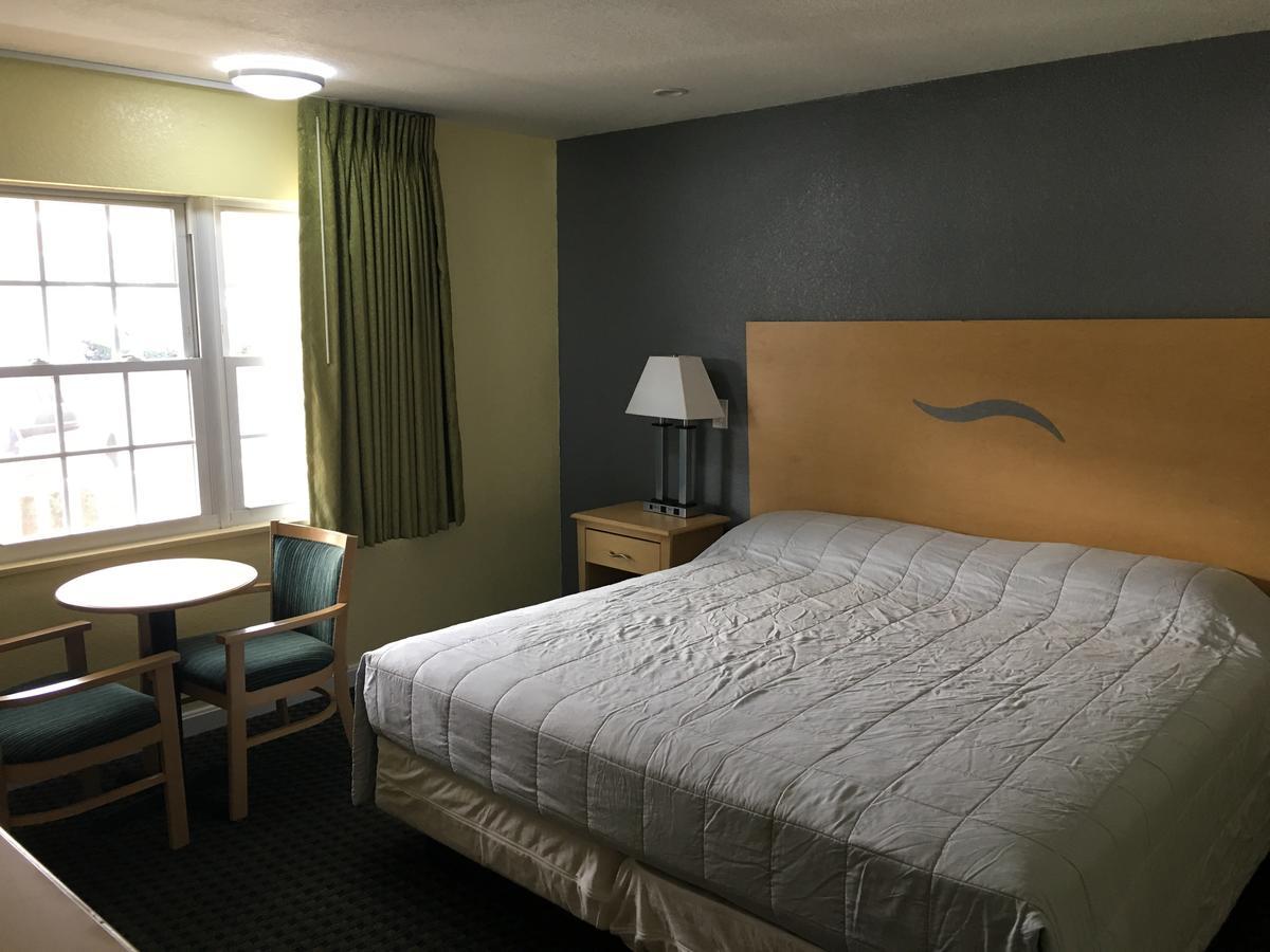 Chisholm's Motor Motel