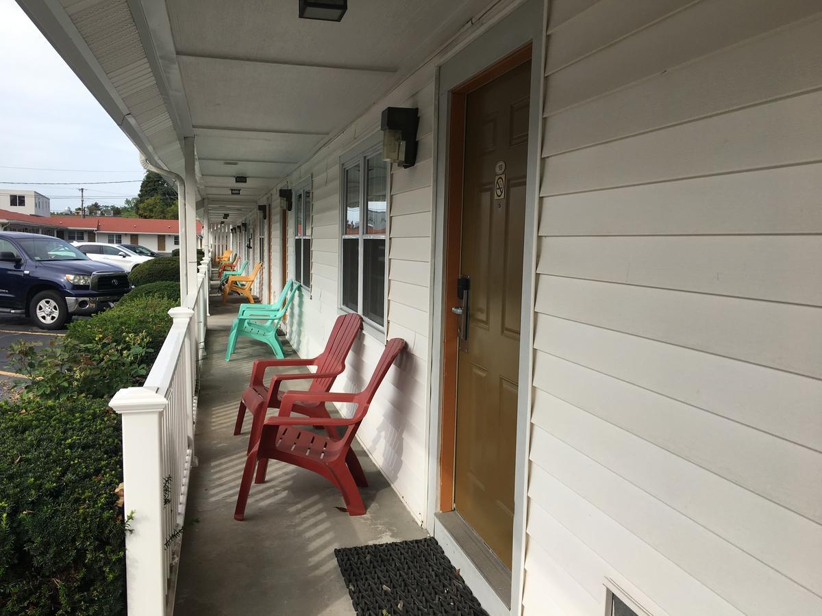 Chisholm's Motor Motel 3*