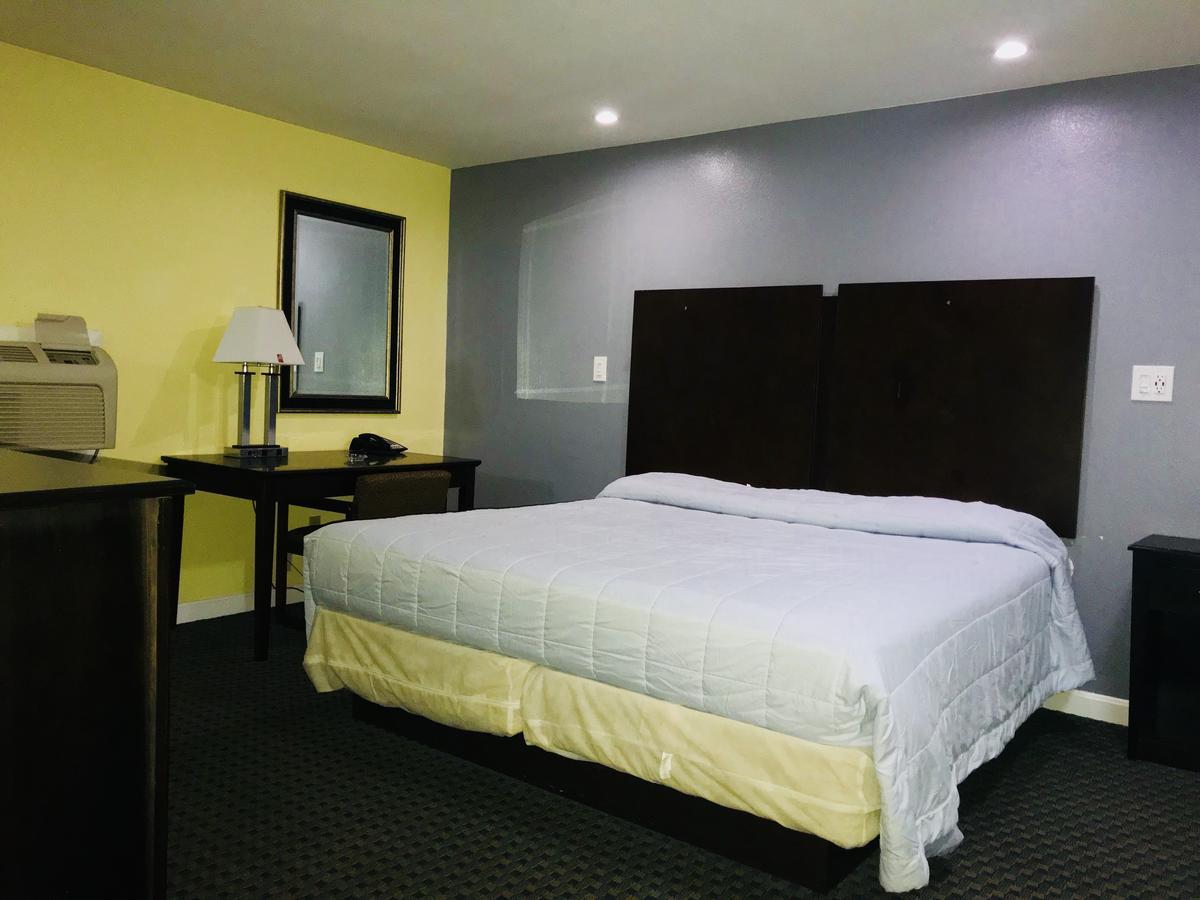 Chisholm's Motor Motel 3*