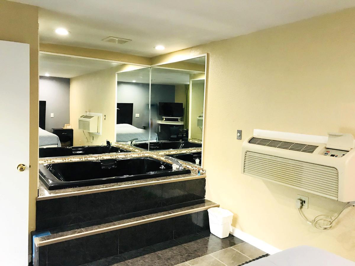 Chisholm's Motor Motel 3*